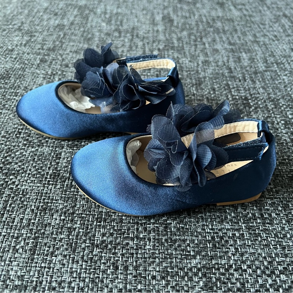 NWT Kailee Navy Satin Flats with Chiffon Flowers Ankle Strap Size 7